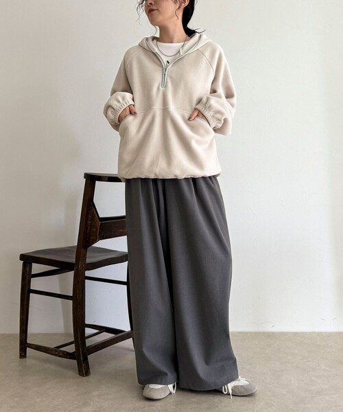 fredy emue（フレディエミュ）の「フード付きフリースアノラック（スウェット・レディース・チャコールグレー/オフホワイト/ベージュ・38）」の10枚目の写真