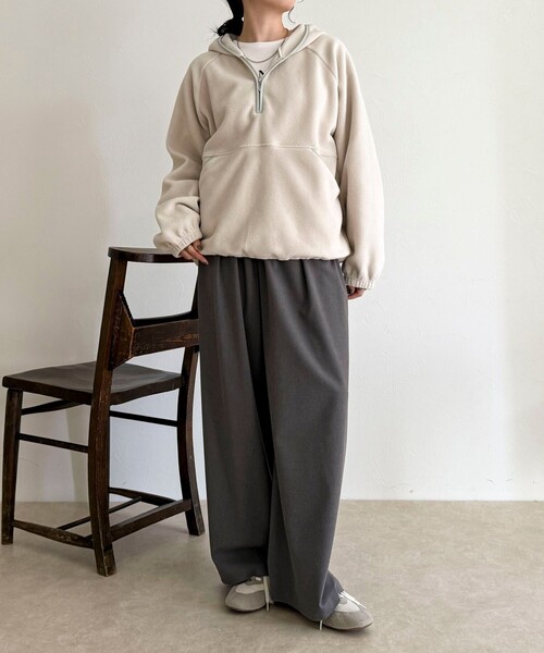 fredy emue（フレディエミュ）の「フード付きフリースアノラック（スウェット・レディース・チャコールグレー/オフホワイト/ベージュ・38）」の12枚目の写真