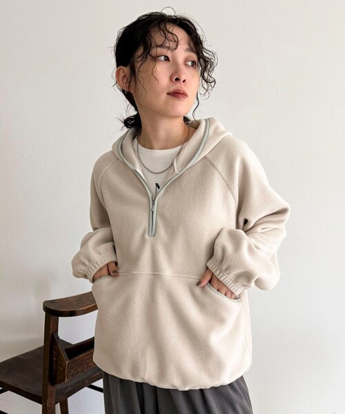 fredy emue（フレディエミュ）の「フード付きフリースアノラック（スウェット・レディース・チャコールグレー/オフホワイト/ベージュ・38）」の13枚目の写真