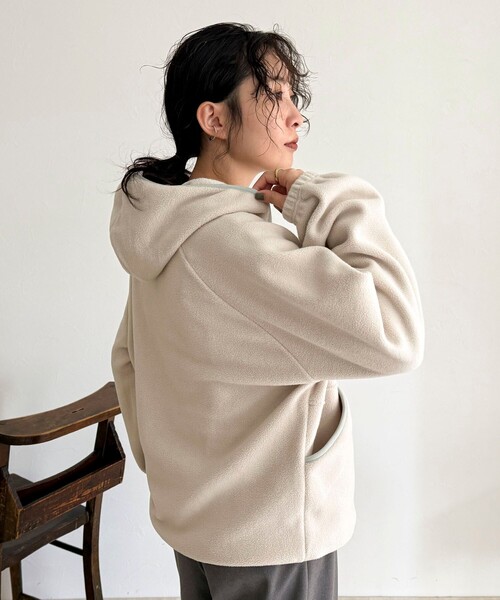 fredy emue（フレディエミュ）の「フード付きフリースアノラック（スウェット・レディース・チャコールグレー/オフホワイト/ベージュ・38）」の15枚目の写真