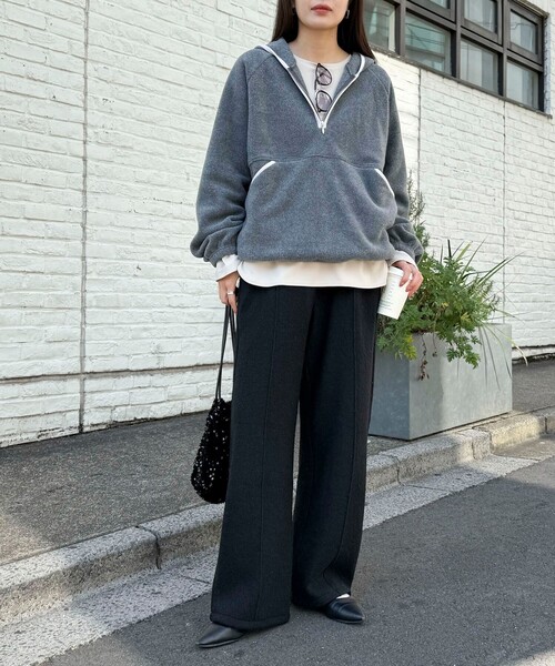 fredy emue（フレディエミュ）の「フード付きフリースアノラック（スウェット・レディース・チャコールグレー/オフホワイト/ベージュ・38）」の18枚目の写真