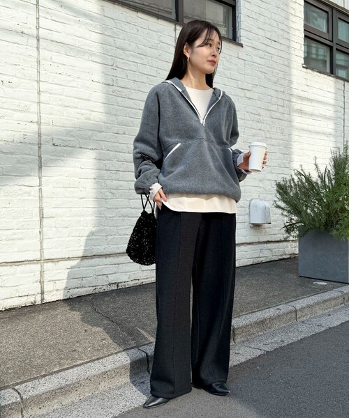 fredy emue（フレディエミュ）の「フード付きフリースアノラック（スウェット・レディース・チャコールグレー/オフホワイト/ベージュ・38）」の20枚目の写真