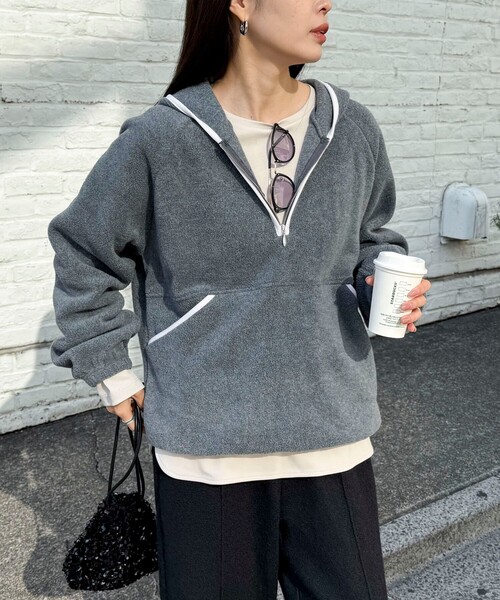 fredy emue（フレディエミュ）の「フード付きフリースアノラック（スウェット・レディース・チャコールグレー/オフホワイト/ベージュ・38）」の22枚目の写真