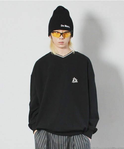 DEMARC(ドゥマーク)の「Vネックバックグラフィティマンツーマンブラック(スウェット・メンズ・その他・MEDIUM/LARGE)」の2枚目の写真