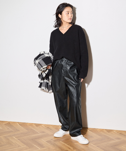 journal standard L'essage（ジャーナルスタンダードレサージュ）の「シンセティックレザー イージーパンツ（その他パンツ・レディース・ブラック/ウッド・36/38）」の3枚目の写真