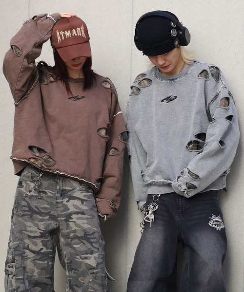 ATMARK(アットマーク)の「《フリーサイズ展開 / UNISEX 》フェイクレイヤード ダメージ加工トレーナー(スウェット・レディース・ブラック/ブラウン/グレー・LARGE)」の3枚目の写真