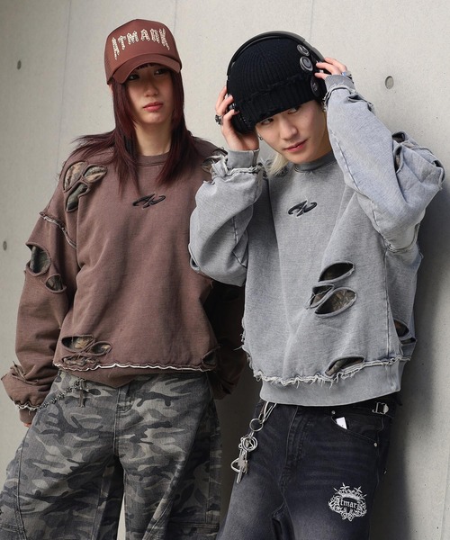 ATMARK(アットマーク)の「《フリーサイズ展開 / UNISEX 》フェイクレイヤード ダメージ加工トレーナー(スウェット・レディース・ブラック/ブラウン/グレー・LARGE)」の4枚目の写真
