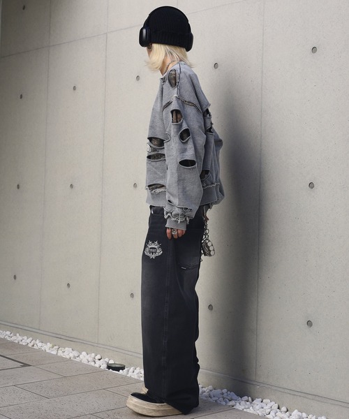 ATMARK(アットマーク)の「《フリーサイズ展開 / UNISEX 》フェイクレイヤード ダメージ加工トレーナー(スウェット・レディース・ブラック/ブラウン/グレー・LARGE)」の7枚目の写真