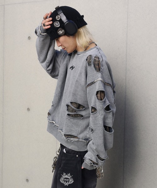 ATMARK(アットマーク)の「《フリーサイズ展開 / UNISEX 》フェイクレイヤード ダメージ加工トレーナー(スウェット・レディース・ブラック/ブラウン/グレー・LARGE)」の9枚目の写真