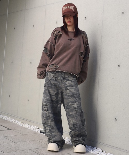 ATMARK(アットマーク)の「《フリーサイズ展開 / UNISEX 》フェイクレイヤード ダメージ加工トレーナー(スウェット・レディース・ブラック/ブラウン/グレー・LARGE)」の11枚目の写真
