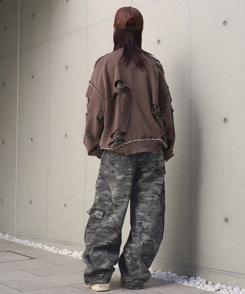 ATMARK(アットマーク)の「《フリーサイズ展開 / UNISEX 》フェイクレイヤード ダメージ加工トレーナー(スウェット・レディース・ブラック/ブラウン/グレー・LARGE)」の12枚目の写真
