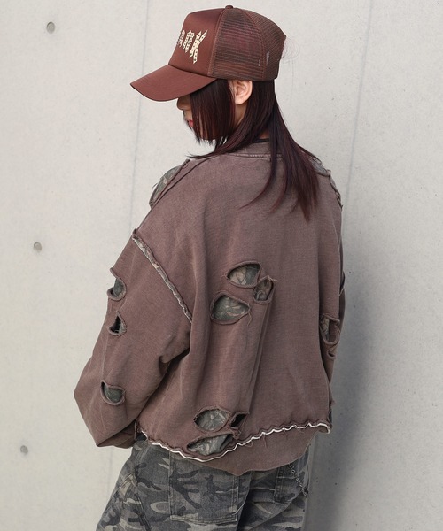 ATMARK(アットマーク)の「《フリーサイズ展開 / UNISEX 》フェイクレイヤード ダメージ加工トレーナー(スウェット・レディース・ブラック/ブラウン/グレー・LARGE)」の15枚目の写真