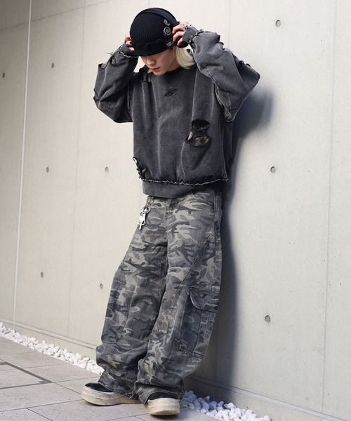 ATMARK(アットマーク)の「《フリーサイズ展開 / UNISEX 》フェイクレイヤード ダメージ加工トレーナー(スウェット・レディース・ブラック/ブラウン/グレー・LARGE)」の16枚目の写真