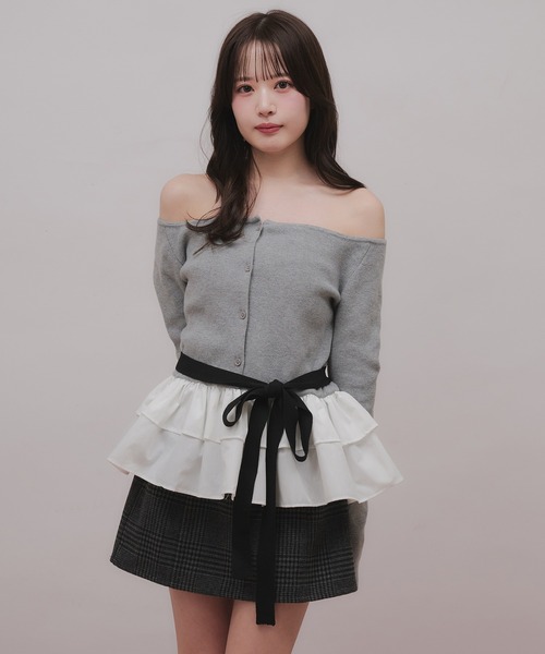 fupel（フぺル）の「multiway ribbon frill peplum  off- shoulder knit / マルチウェイリボンフリルペプラムオフショルダーニット（ニット/セーター・レディース・ブラック/グレー・FREE）」の4枚目の写真