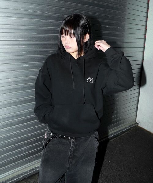 CRIGUN（クリガン）の「ESSENTIAL HOODIE BLACK（パーカー・レディース・ブラック・MEDIUM/LARGE/X-LARGE/XX-LARGE）」の2枚目の写真