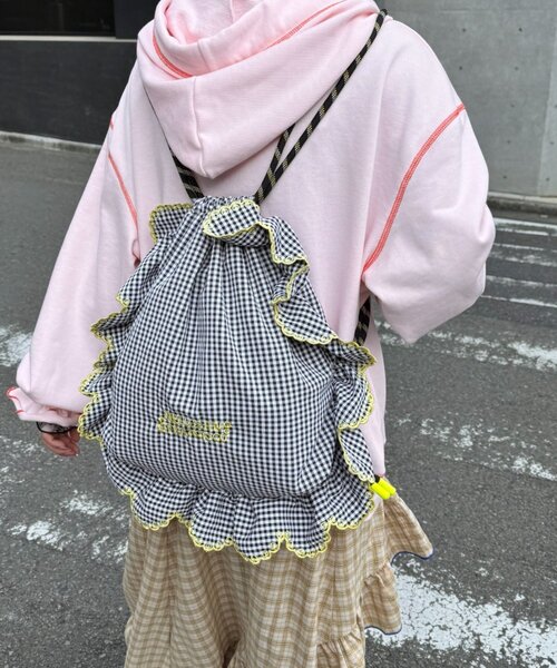 HELLO.SANFRANCISCO（ハローサンフランシスコ）の「【HELLO.SANFRANCISCO/ハローサンフランシスコ】パラコードフリルナップサック（バックパック/リュック・レディース・イエロー/ブラック/ピンク・ONE SIZE）」の2枚目の写真