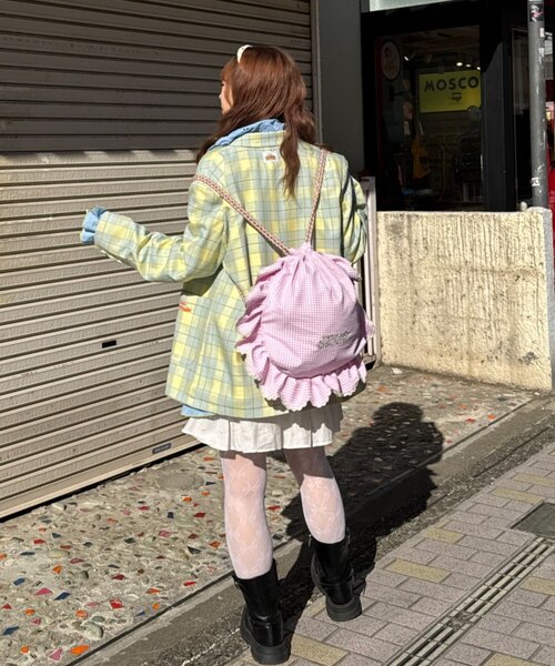 HELLO.SANFRANCISCO（ハローサンフランシスコ）の「【HELLO.SANFRANCISCO/ハローサンフランシスコ】パラコードフリルナップサック（バックパック/リュック・レディース・イエロー/ブラック/ピンク・ONE SIZE）」の13枚目の写真