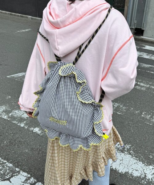 HELLO.SANFRANCISCO（ハローサンフランシスコ）の「【HELLO.SANFRANCISCO/ハローサンフランシスコ】パラコードフリルナップサック（バックパック/リュック・レディース・イエロー/ブラック/ピンク・ONE SIZE）」の22枚目の写真