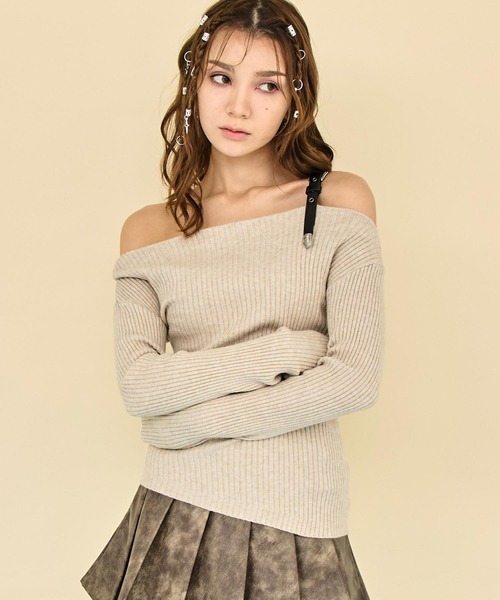 ANAP（アナップ）の「ベルトバックル付オフショルアシメニット（ニット/セーター・レディース・ベージュ/オフホワイト/ブラック・F）」の3枚目の写真