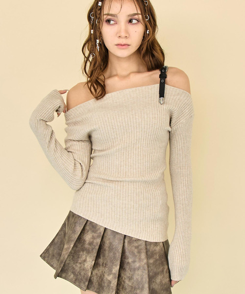 ANAP（アナップ）の「ベルトバックル付オフショルアシメニット（ニット/セーター・レディース・ベージュ/オフホワイト/ブラック・F）」の10枚目の写真