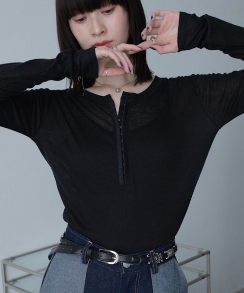 VACANCY(ヴァカンシー)の「フロントフックシアーリブトップス(Tシャツ/カットソー・レディース・グレー/ホワイト/ブラック・FREE)」の2枚目の写真