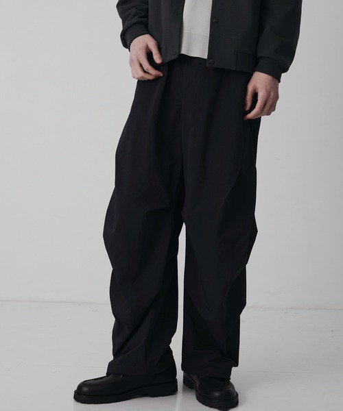 UNITED TOKYO（ユナイテッドトウキョウ）の「【新作】LIGHT DOLPHIN ワイドパラシュートパンツ（その他パンツ・メンズ・ブラック/ダークグレー・1/2）」の2枚目の写真