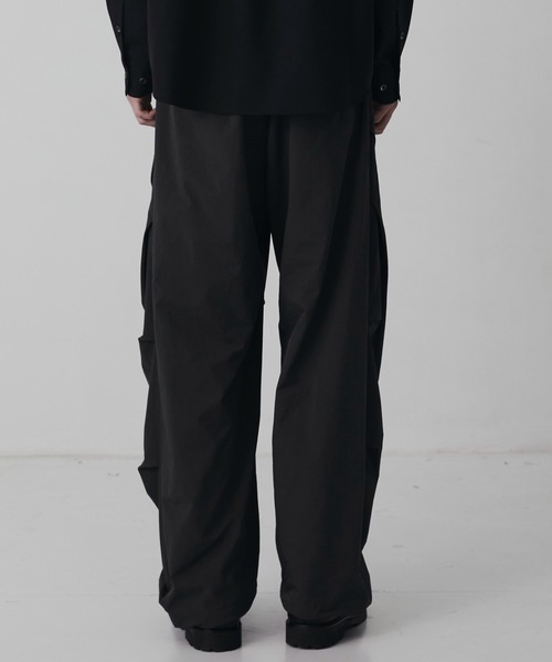 UNITED TOKYO（ユナイテッドトウキョウ）の「【新作】LIGHT DOLPHIN ワイドパラシュートパンツ（その他パンツ・メンズ・ブラック/ダークグレー・1/2）」の15枚目の写真