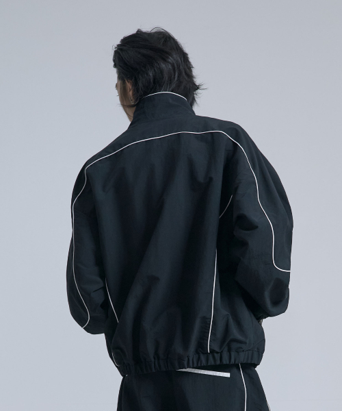 TEN PAST SEVEN(テン ファスト セブン)の「カーブラインパイピングトラックジャケット (2カラー)(ナイロンジャケット・メンズ・ブラック/ホワイト・MEDIUM/LARGE)」の6枚目の写真