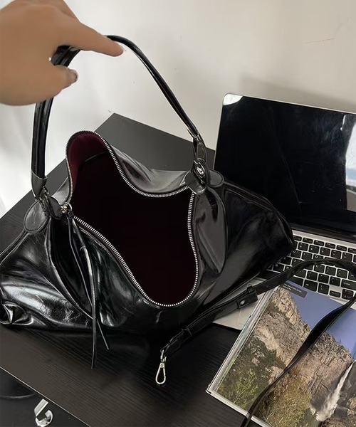 folka（フォルカ）の「2C75-KR レザー調 ワンショルダーバッグ（ショルダーバッグ・レディース・ブラック・ONESIZE）」の2枚目の写真