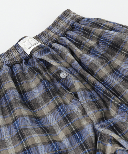 ERL（イーアールエル）の「ERL / イーアールエル UNISEX GREY CHECK BOXERS WOVEN（その他パンツ・メンズ・グレー・MEDIUM/SMALL/X-SMALL）」の3枚目の写真