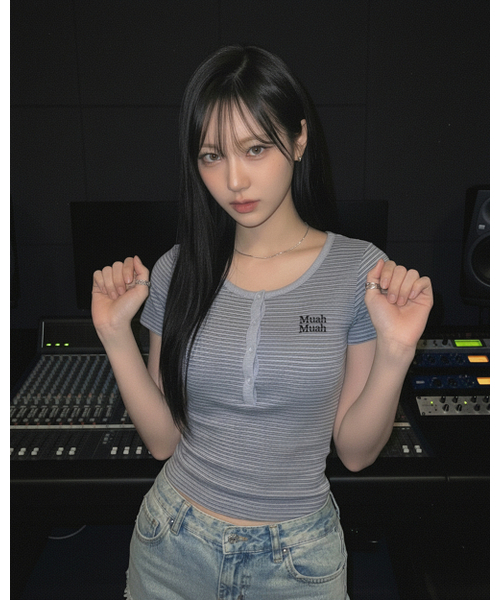 muahmuah（ムーアムーア）の「ヘンリーネックストライプ半袖Tシャツ[5色]（Tシャツ/カットソー・レディース・アイボリー/ブラック/ライトブルー/グレー/バーガンディー・FREE）」の6枚目の写真