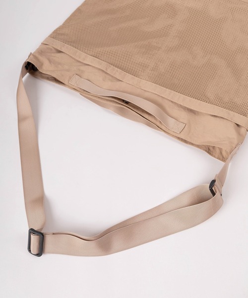 KRIFF MAYER（クリフメイヤー）の「【79】【KRIFF MAYER/クリフメイヤー】ワンポイントロゴ 保冷ポケット付 ナイロン 2WAY ショルダーバック/トートバック（ショルダーバッグ・メンズ・ブラック/ベージュ・FREE）」の5枚目の写真