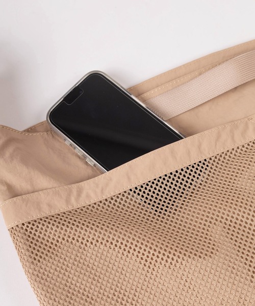 KRIFF MAYER（クリフメイヤー）の「【79】【KRIFF MAYER/クリフメイヤー】ワンポイントロゴ 保冷ポケット付 ナイロン 2WAY ショルダーバック/トートバック（ショルダーバッグ・メンズ・ブラック/ベージュ・FREE）」の7枚目の写真