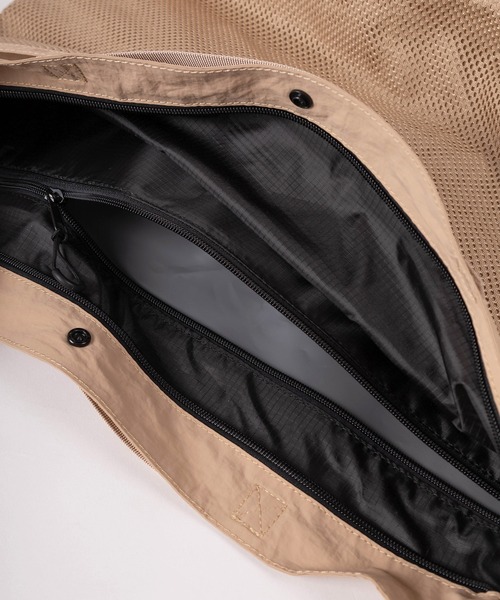 KRIFF MAYER（クリフメイヤー）の「【79】【KRIFF MAYER/クリフメイヤー】ワンポイントロゴ 保冷ポケット付 ナイロン 2WAY ショルダーバック/トートバック（ショルダーバッグ・メンズ・ブラック/ベージュ・FREE）」の9枚目の写真