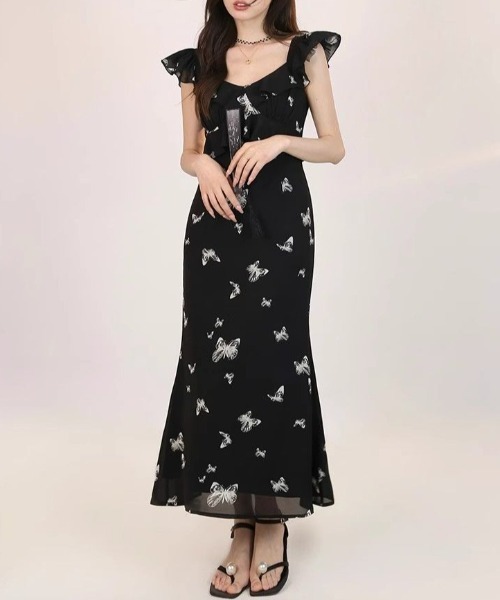 AMAJI（アマジ）の「プリント柄 フリル袖 ウエスト切替 ロング丈 ワンピース（ワンピース・レディース・ブラック・SMALL/MEDIUM/LARGE/X-LARGE）」の2枚目の写真