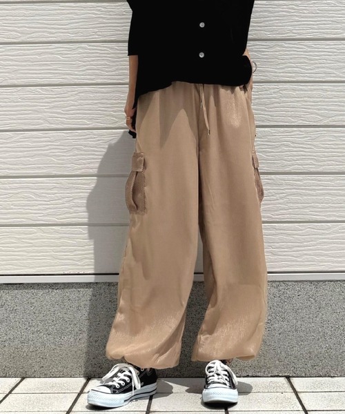 Q（キュー）の「シアーカーゴパンツ（カーゴパンツ・レディース・ブラック/グレイッシュベージュ・MEDIUM）」の2枚目の写真