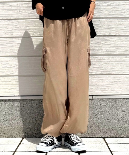 Q（キュー）の「シアーカーゴパンツ（カーゴパンツ・レディース・ブラック/グレイッシュベージュ・MEDIUM）」の12枚目の写真