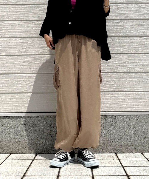 Q（キュー）の「シアーカーゴパンツ（カーゴパンツ・レディース・ブラック/グレイッシュベージュ・MEDIUM）」の13枚目の写真