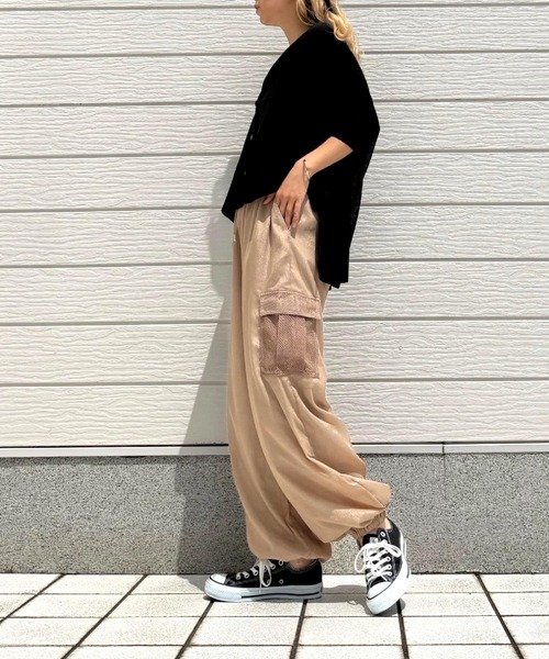 Q（キュー）の「シアーカーゴパンツ（カーゴパンツ・レディース・ブラック/グレイッシュベージュ・MEDIUM）」の15枚目の写真