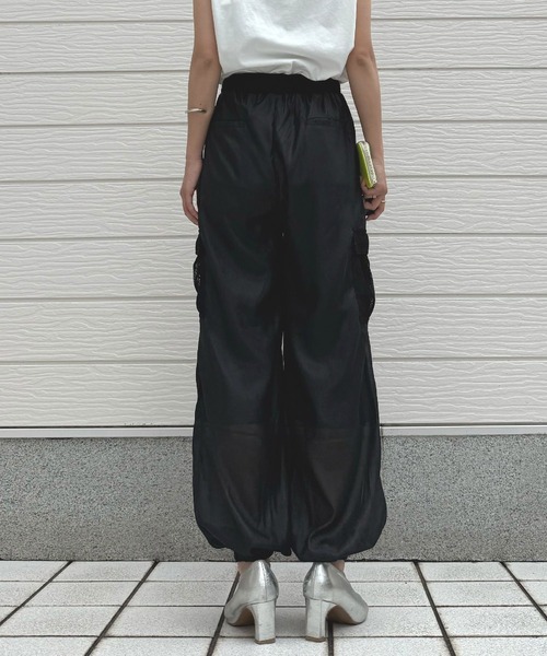 Q（キュー）の「シアーカーゴパンツ（カーゴパンツ・レディース・ブラック/グレイッシュベージュ・MEDIUM）」の10枚目の写真