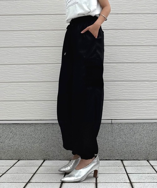 Q（キュー）の「シアーカーゴパンツ（カーゴパンツ・レディース・ブラック/グレイッシュベージュ・MEDIUM）」の9枚目の写真