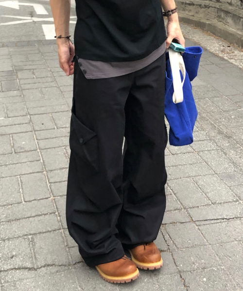 MISEKISEOUL MEN(ミセキソウルメンズ)の「Folded pocket cargo parachute pants BLACK(その他パンツ・メンズ・その他・1/2/3)」の1枚目の写真