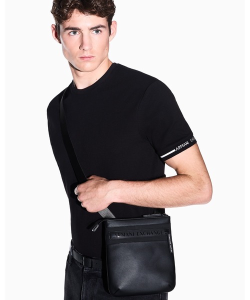 ARMANI EXCHANGE(アルマーニエクスチェンジ)の「【A|X アルマーニ エクスチェンジ】<オンライン限定>AXロゴ フラットショルダーバッグ(ショルダーバッグ・メンズ・ブラック・FREE)」の1枚目の写真