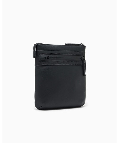 ARMANI EXCHANGE(アルマーニエクスチェンジ)の「【A|X アルマーニ エクスチェンジ】<オンライン限定>AXロゴ フラットショルダーバッグ(ショルダーバッグ・メンズ・ブラック・FREE)」の2枚目の写真