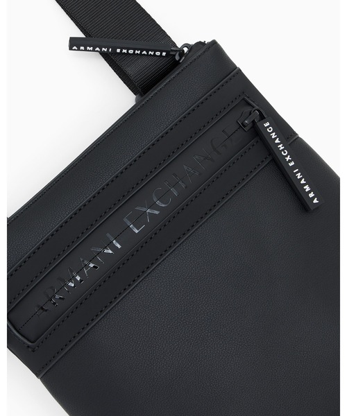 ARMANI EXCHANGE(アルマーニエクスチェンジ)の「【A|X アルマーニ エクスチェンジ】<オンライン限定>AXロゴ フラットショルダーバッグ(ショルダーバッグ・メンズ・ブラック・FREE)」の4枚目の写真