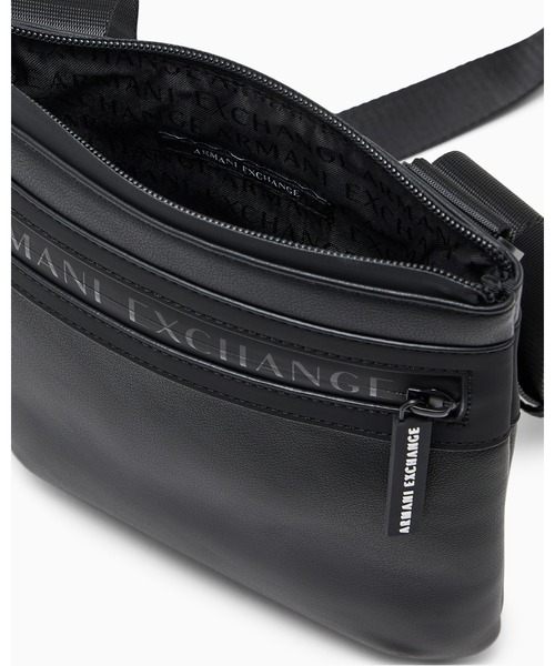 ARMANI EXCHANGE(アルマーニエクスチェンジ)の「【A|X アルマーニ エクスチェンジ】<オンライン限定>AXロゴ フラットショルダーバッグ(ショルダーバッグ・メンズ・ブラック・FREE)」の5枚目の写真