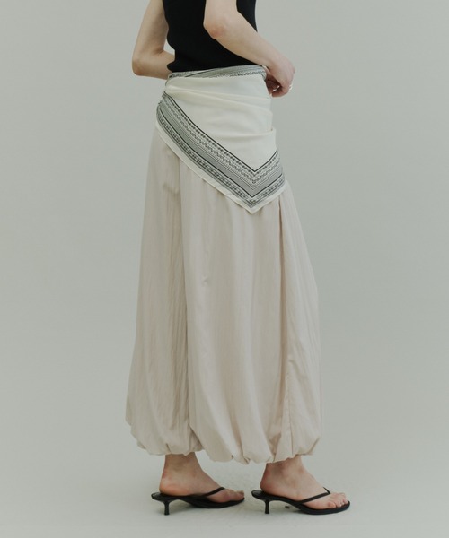 Plumel（プルメル）の「Elastic Waist Balloon Pants / エラスティックバルーンパンツ（その他パンツ・レディース・ブラック/ベージュ/アイボリー・MEDIUM）」の6枚目の写真