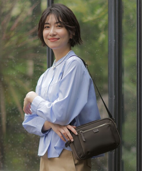 J.PRESS(ジェイプレス)の「【WEB限定カラーあり】スクエア ショルダーバッグ(ショルダーバッグ・レディース・グレー系/ダークブラウン系/ブラック系/ネイビー系・F)」の1枚目の写真