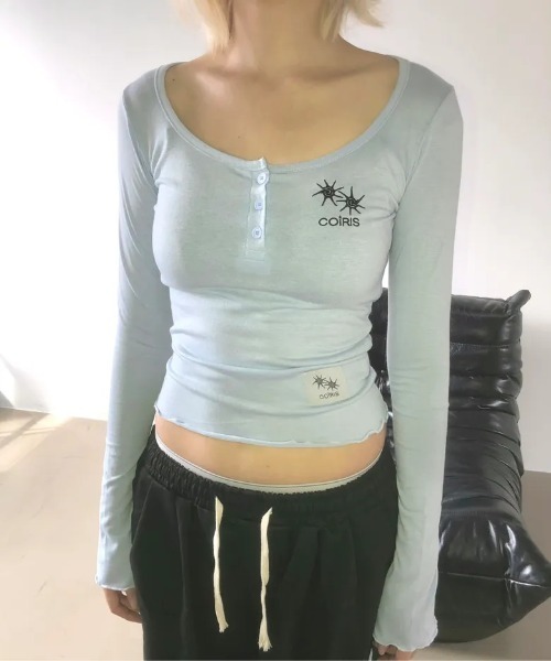 Ada.（エイダ）の「◇COIRIS◇ブランド直輸入正規品/DARO Uネック スリムフィット ボタン付き 長袖 Tシャツ DARO U-NECK SLIM FIT BUTTON LONG SLEEVE T（Tシャツ/カットソー・レディース・スカイブルー・FREE）」の7枚目の写真