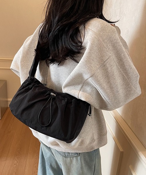 WESTSEA(ウエストシー)の「軽量ナイロン ドローコードポケット スクエアショルダーバッグ(ショルダーバッグ・レディース・ブラック/ベージュ・FREE)」の1枚目の写真